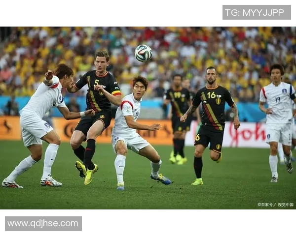 足球明星在比赛中亲吻草地的精彩瞬间集锦视频分享