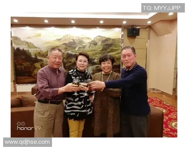 足球明星欢聚一堂碰杯庆祝精彩瞬间视频回顾