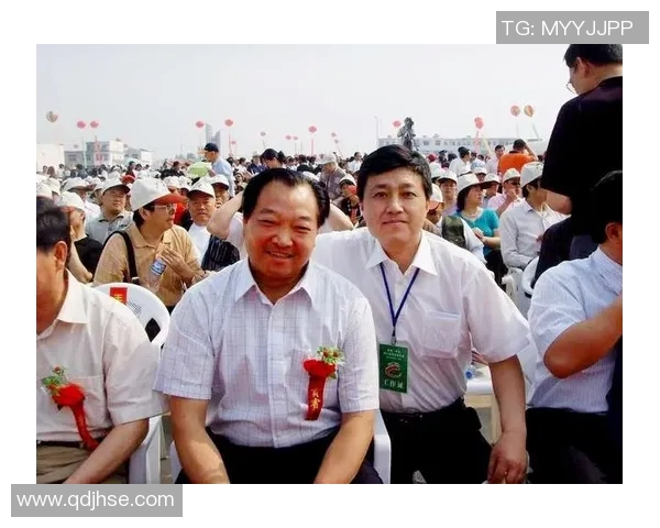 老年足球明星同框合影展现岁月风采与传奇故事的精彩瞬间